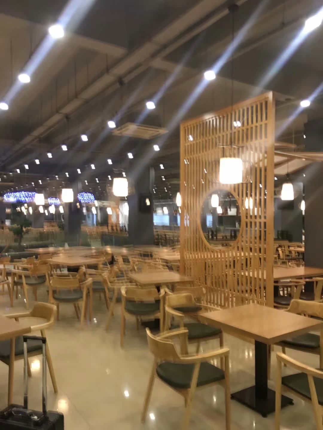 经过一个多月的充分筹备和紧张施工，南京信息工程技术学院一楼食堂全线骏工!